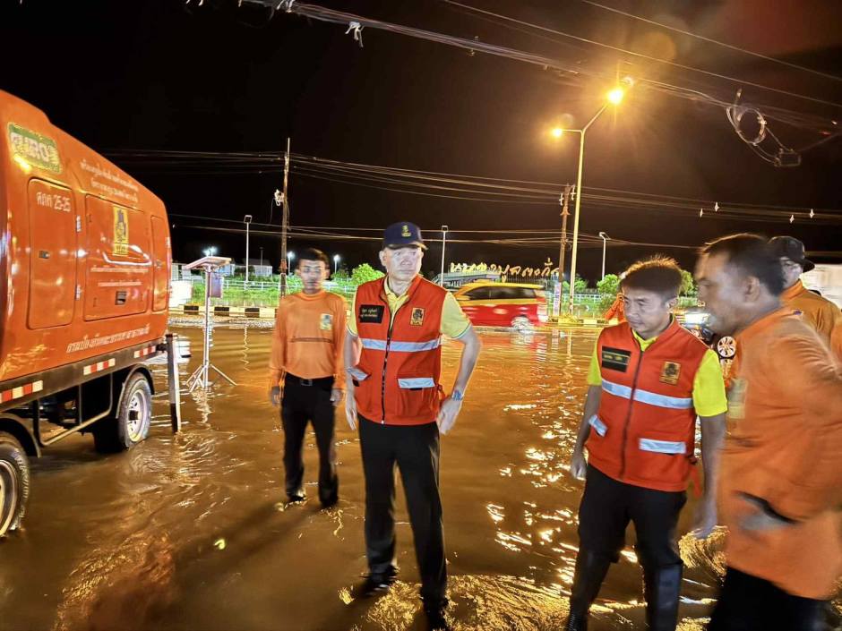 Beamte des Katastrophenschutzes inspizieren nachts überflutete Straßen in Khao Lak und koordinieren die Hilfseinsätze. Bild: DDPM Phang Nga