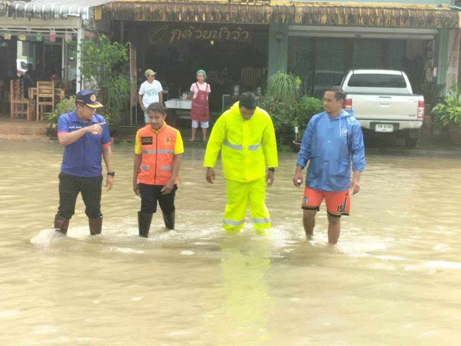 Beamte und freiwillige Helfer begutachten die Schäden im Zentrum von Khao Lak nach den massiven Sturzfluten. Bild: DDPM Phang Nga