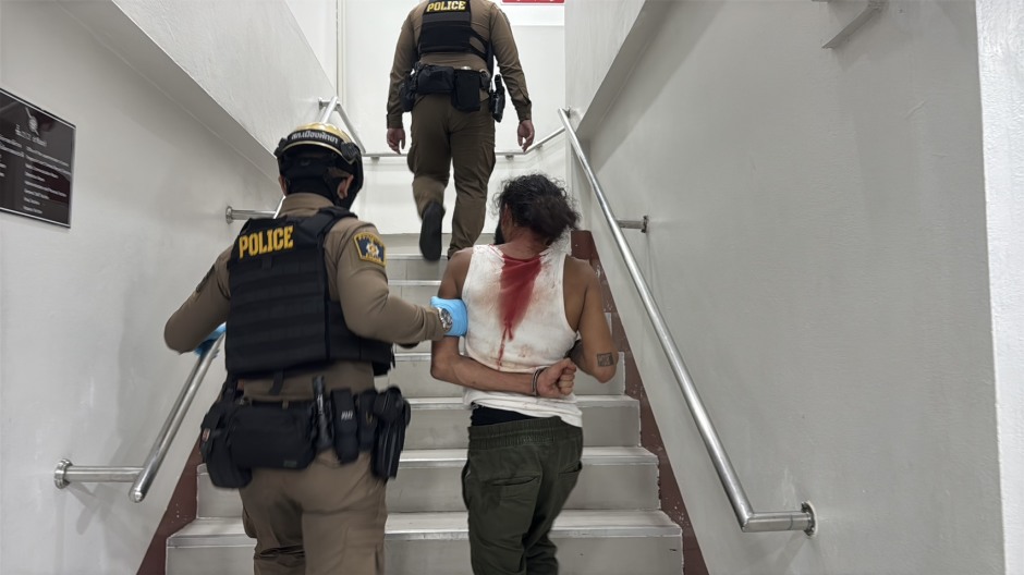 Polizeibeamte bringen den verletzten Mann zur weiteren Befragung in die Diensträume der Polizeiwache Pattaya City. Bild: TMN.TV