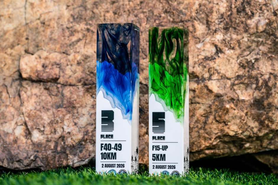 Die Siegerpokale für die Altersklassen des Pattaya Trail Run 2026 wurden im Design der Veranstaltung gestaltet. Foto: Pattaya Trail