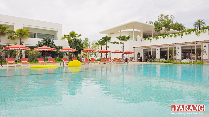 Der großzügige Pool mit Retro-Schirmen und Meerblick ist das Herzstück des neuen Strandresorts.
