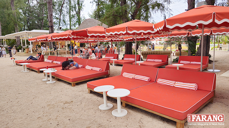 Lässiger Luxus am Meer: Stylische Daybeds in kräftigem Orange prägen das unverwechselbare Standard-Flair.