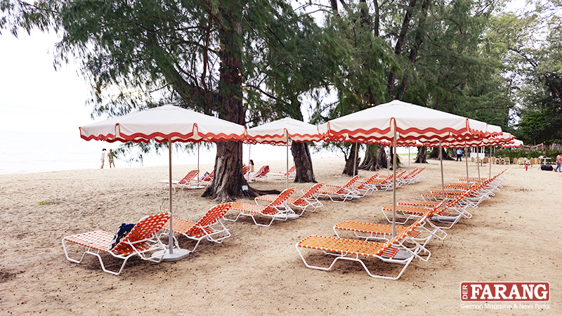Retro-Stil mit Aussicht: Die Sonnenliegen am Strand vereinen Nostalgie und Komfort in perfekter Harmonie.