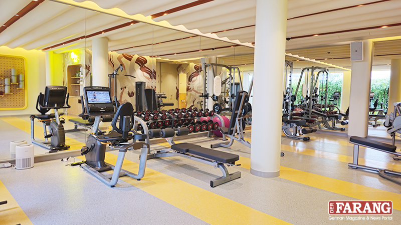 Das moderne Fitnesscenter ist rund um die Uhr geöffnet und bietet modernste Geräte für jedes Trainingsziel.