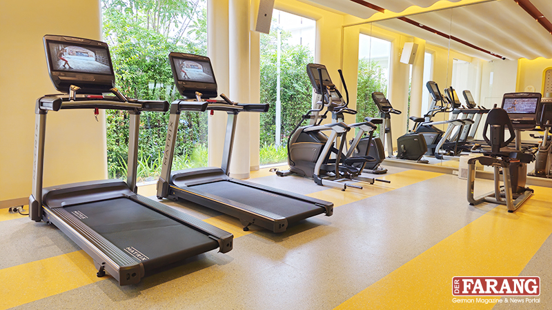 Große Fenster sorgen im Fitnesscenter für natürliches Licht und motivierende Ausblicke ins Grüne.