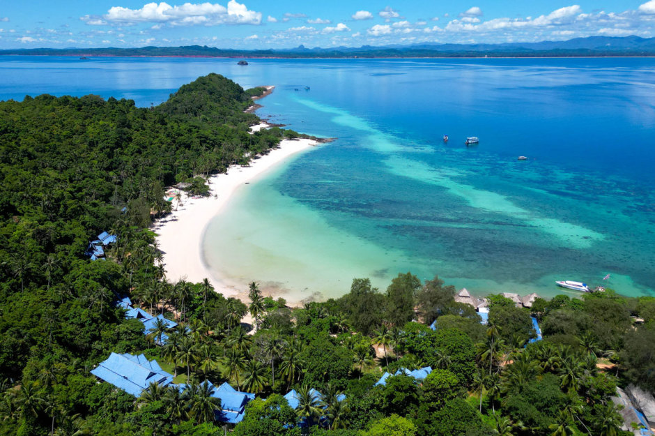 Blick aus der Luft auf Koh Thalu mit Strandabschnitten und flachen Küstengewässern, die zu den weitgehend unberührten Bereichen der Insel zählen. Foto: Tourism Authority Of Thailand