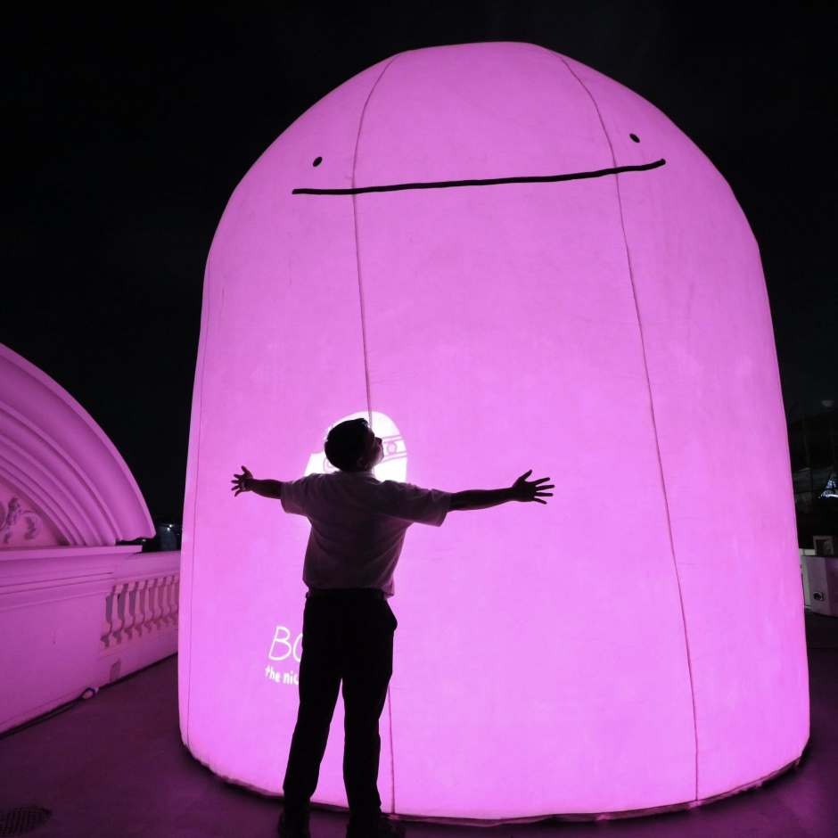 Lichtbahnen einer interaktiven Installation breiten sich im Innenraum aus und tauchen den Ort in intensives Magenta. Bild: Bangkok Metropolitan Administration (BMA)