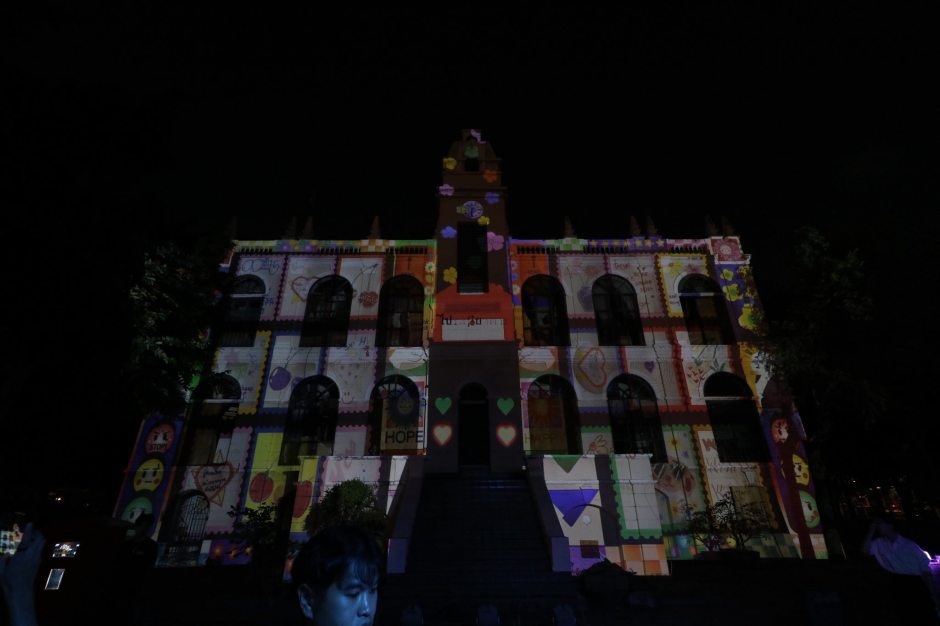 Eine Projektionskunst-Installation verwandelt die Fassade eines historischen Gebäudes im Bezirk Phra Nakhon in ein farbiges Lichtmosaik.