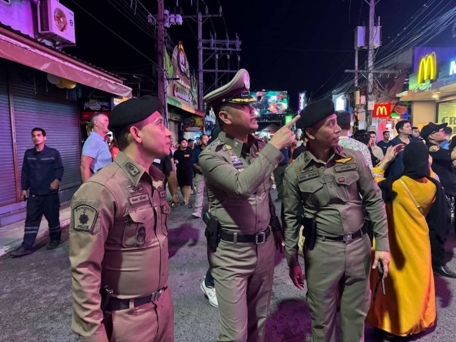Polizeibeamte verschaffen sich vor Ort einen Überblick über die Lage im Ausgehviertel von Patong. Bild: Newshawk Phuket