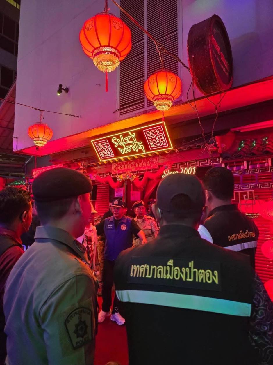 Behörden inspizieren einen Betrieb im Ausgehviertel von Patong und prüfen Genehmigungen sowie Arbeitsverhältnisse. Bild: Newshawk Phuket