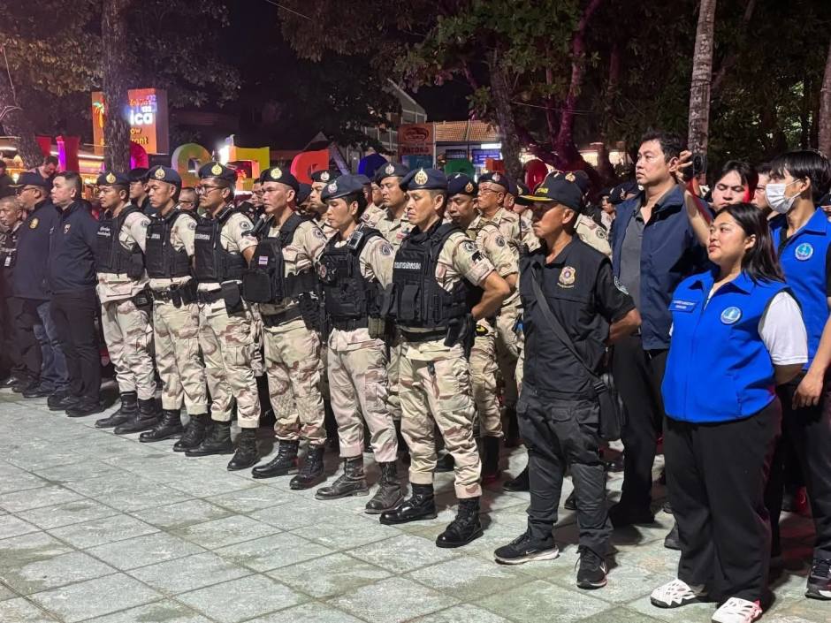 Polizei und Verwaltung treten vor Beginn des Einsatzes in Patong an, um koordinierte Kontrollen vorzubereiten. Bild: Newshawk Phuket