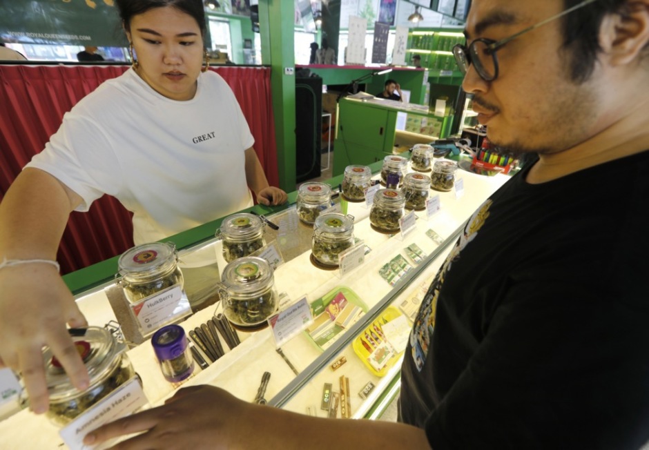 Tausende Cannabis-Shops im ganzen Land fühlen sich von dem Plan der Regierung vor den Kopf gestoßen. Foto: epa-efe/Narong Sangnak