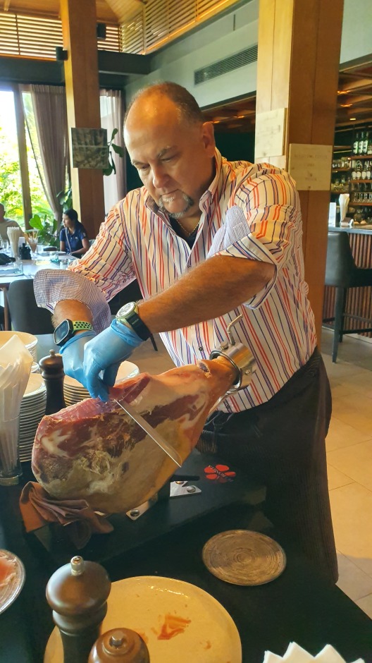 Der Parmaschinken wird persönlich von Chef Roberto angeschnitten. Foto: Jahner