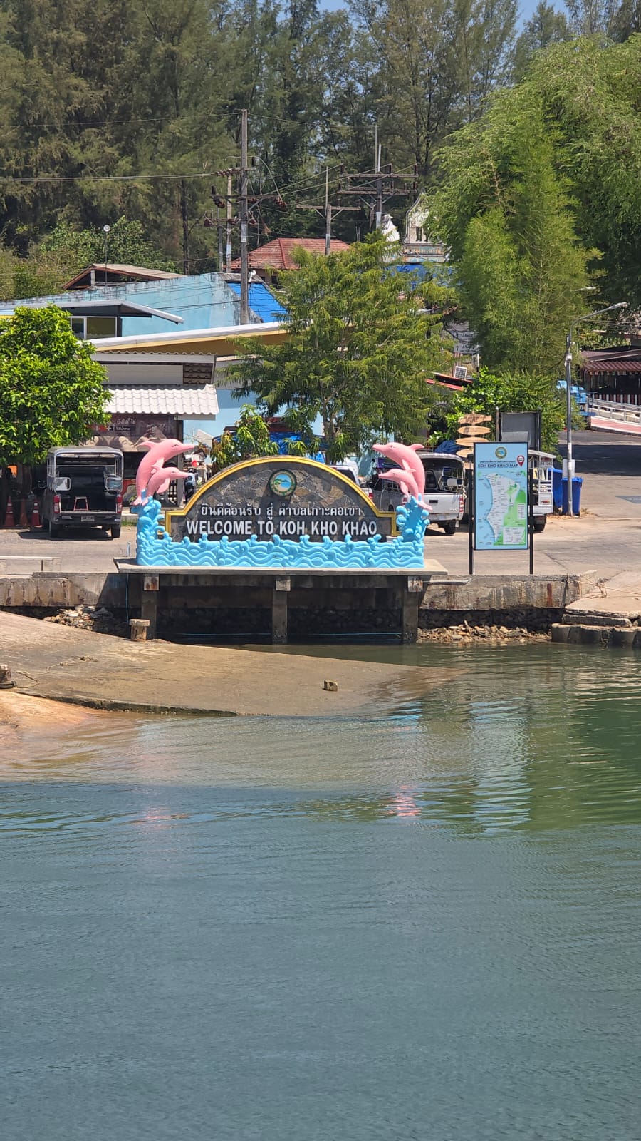 Das Schild am Hafen empfängt Besucher auf Koh Kho Khao.