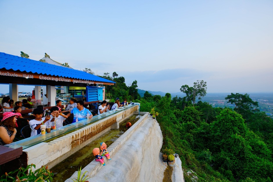 Wechsel zwischen Küstenlinie und hügeligem Hinterland entlang der wenig frequentierten Strecke im Süden von Prachuap Khiri Khan. Bild: Tourism Authority Of Thailand