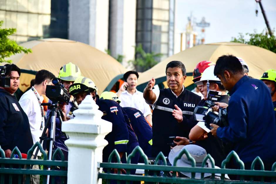 Bangkoks Gouverneur Chadchart Sittipunt informiert sich gemeinsam mit Einsatzkräften über die Lage an der Unglücksstelle. Bild: Bangkok Metropolitan Administration (BMA)
