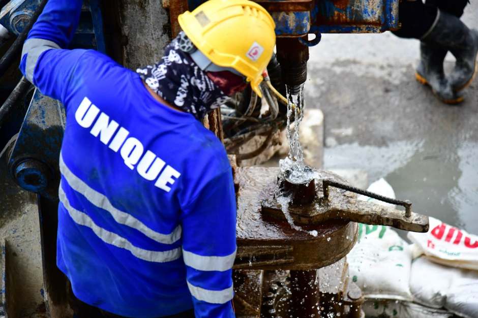 Aus einer Bohrung tritt Wasser aus, während Arbeiter das Leck an der Tunnelbaustelle der Purple Line sichern. Bild: Bangkok Metropolitan Administration (BMA)