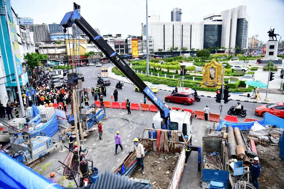 Einsatzkräfte und Bauingenieure sichern den Bereich rund um den Straßeneinbruch und koordinieren die weiteren Arbeiten. Bild: Bangkok Metropolitan Administration (BMA)