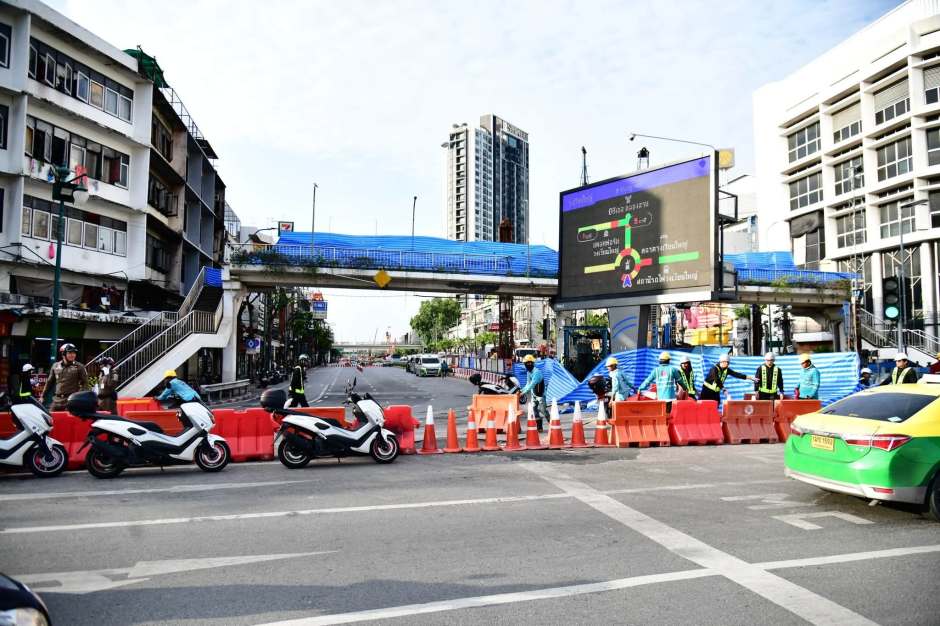 Die Prajadhipok Road wurde im Bereich der Schadstelle weiträumig abgesperrt und der Verkehr umgeleitet. Bild: Bangkok Metropolitan Administration (BMA)