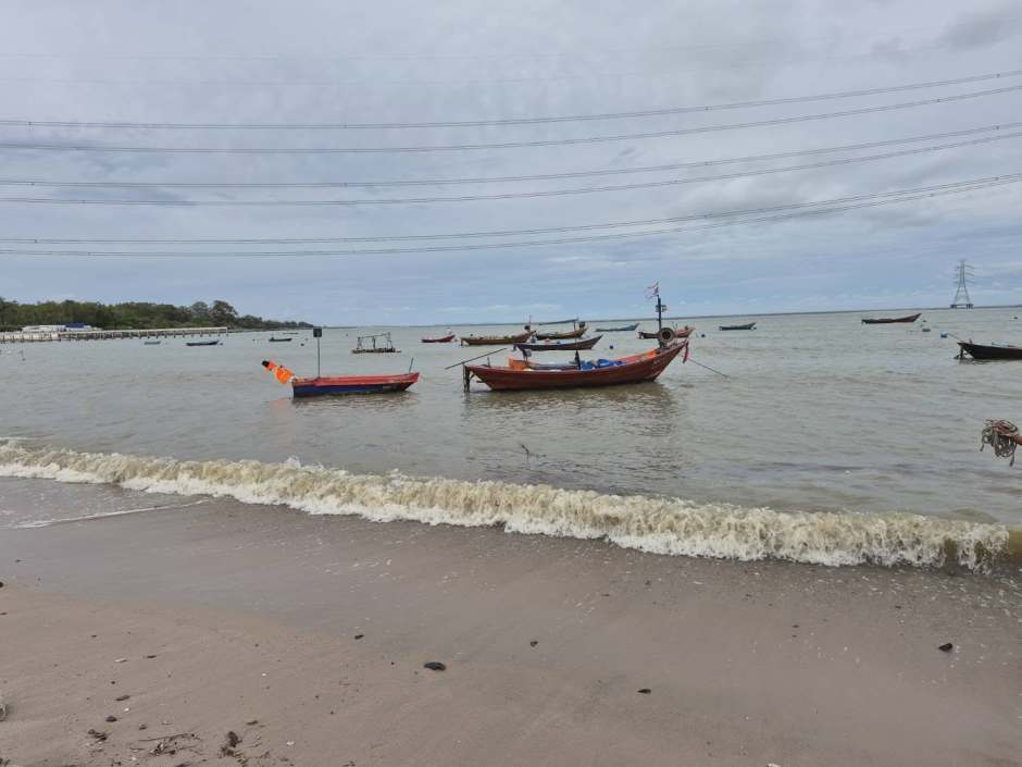 Die Pradu-Bucht in Rayong stand nach Berichten über dunkles Meerwasser und auffällige Gerüche unter besonderer Beobachtung. Bild: Ministry of Natural Resources and Environment