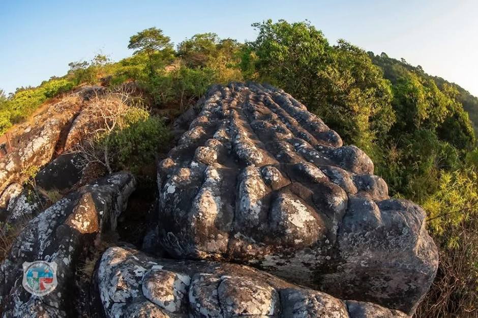 Charakteristische Felsformationen prägen die Landschaft des Nationalparks Phu Hin Rong Kla. Bild: Department of National Parks, Wildlife and Plant Conservation (DNP)