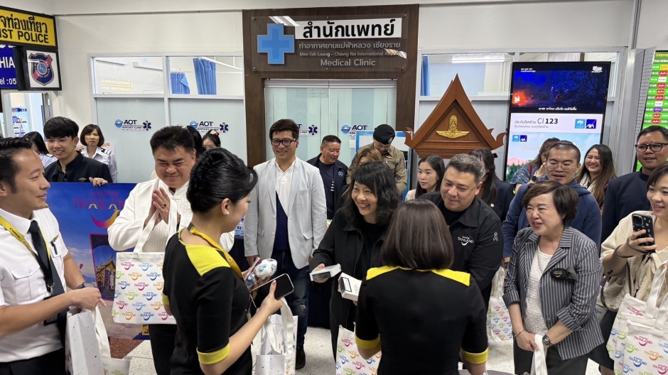 Übergabe von Willkommensgeschenken an ankommende Fluggäste im Rahmen der Eröffnungszeremonie der neuen Strecke. Foto: Tourism Authority of Thailand