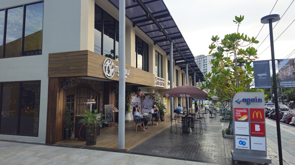 Gemütliche Straßencafés laden zum Verweilen ein.