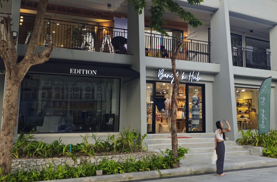 Im entkernten Peace Resort entstehen erste elegante Boutiquen und setzen auf modernes Lifestyle-Shopping.