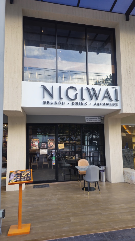 Die zweistöckigen Shop-Häuser wurden aufwendig renoviert und beherbergen jetzt die ersten schicken Lokale und Cafés.