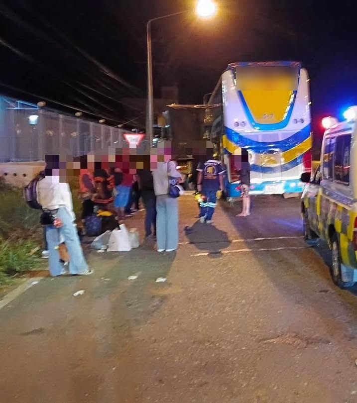 Rettungskräfte und Fahrgäste stehen nach dem Unfall auf dem Highway 201 in der Provinz Chaiyaphum neben dem beschädigten Doppeldeckerbus. Bild: JS100 Radio