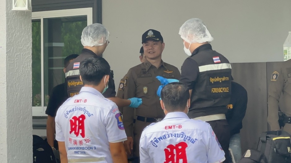 Ermittler, Spurensicherung und Rettungskräfte stimmen das weitere Vorgehen am Tatort in Pattaya ab. Bild: TMN.TV