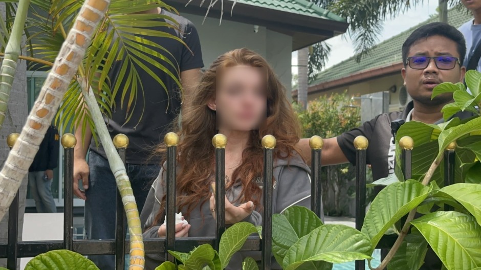 Die tatverdächtige 20-jährige Britin spricht nach dem Fund ihres toten Freundes mit Ermittlern vor dem Wohnhaus in Pattaya. Bild: TMN.TV