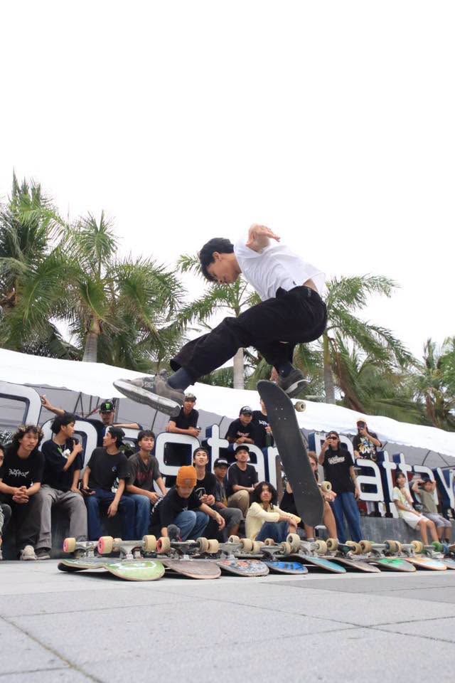 Ein Teilnehmer zeigt beim Kickflip Long Ollies Präzision und Sprungkraft vor den Zuschauern. Bild: PR Pattaya