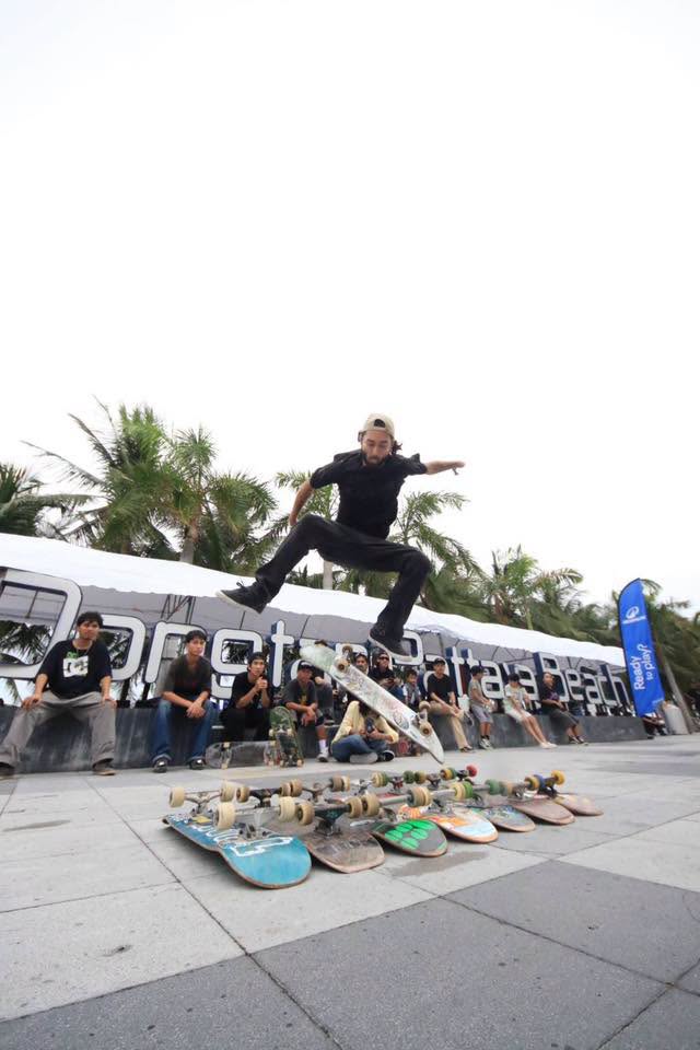 Spektakulärer Trick über mehrere Skateboards während des Wettbewerbs am Jomtien Beach. Bild: PR Pattaya