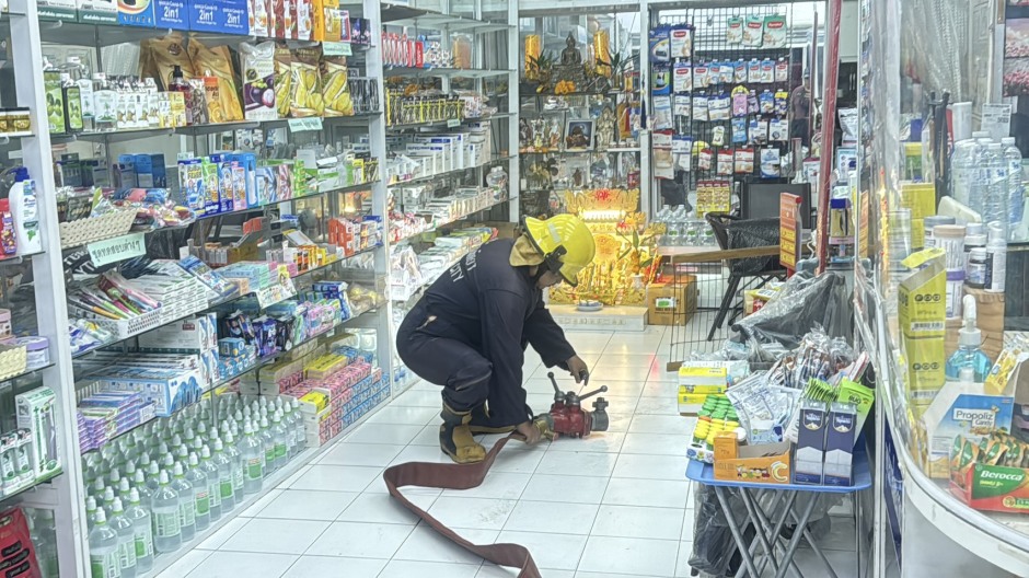 Einsatzkräfte bereiten Löschschläuche im Inneren des Geschäftsgebäudes für die Brandbekämpfung vor. Bild: TMN.TV