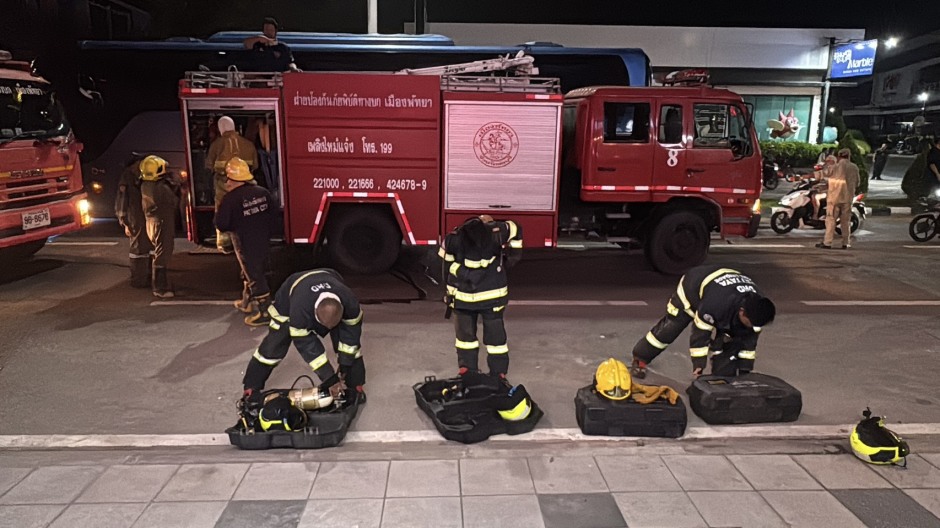 Feuerwehrleute legen Atemschutzgeräte und Ausrüstung für den weiteren Einsatz bereit. Bild: TMN.TV
