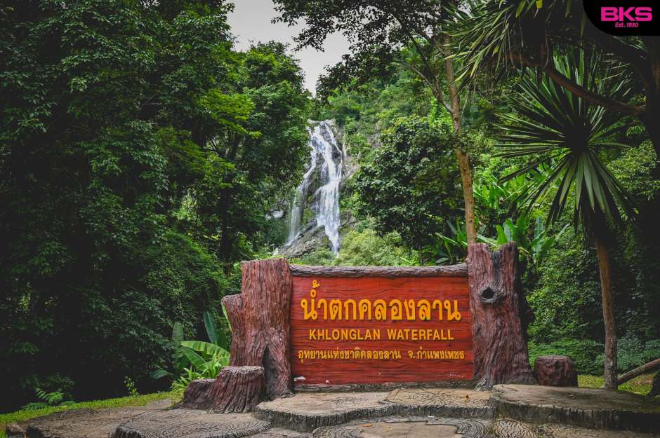 Der Eingang zum Khlong-Lan-Wasserfall im gleichnamigen Nationalpark bildet den Ausgangspunkt für den rund 500 Meter langen Fußweg zur Kaskade. Foto: The Transport Co.