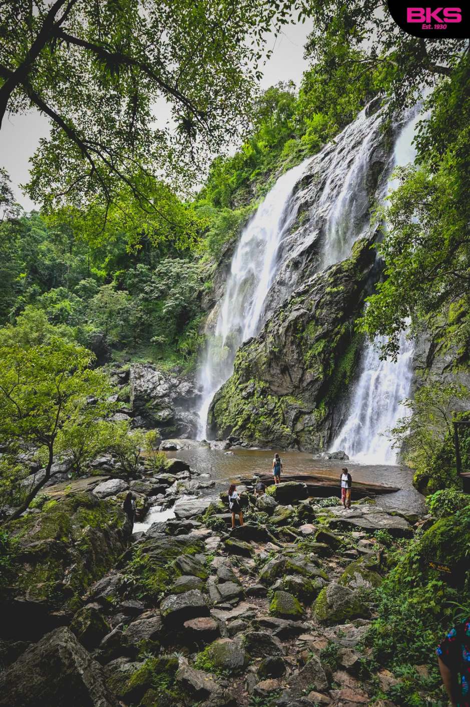 Besucher erreichen den Khlong-Lan-Wasserfall über einen gut ausgebauten Naturpfad durch dichten Bergwald des Khlong-Lan-Nationalparks. Foto: The Transport Co.