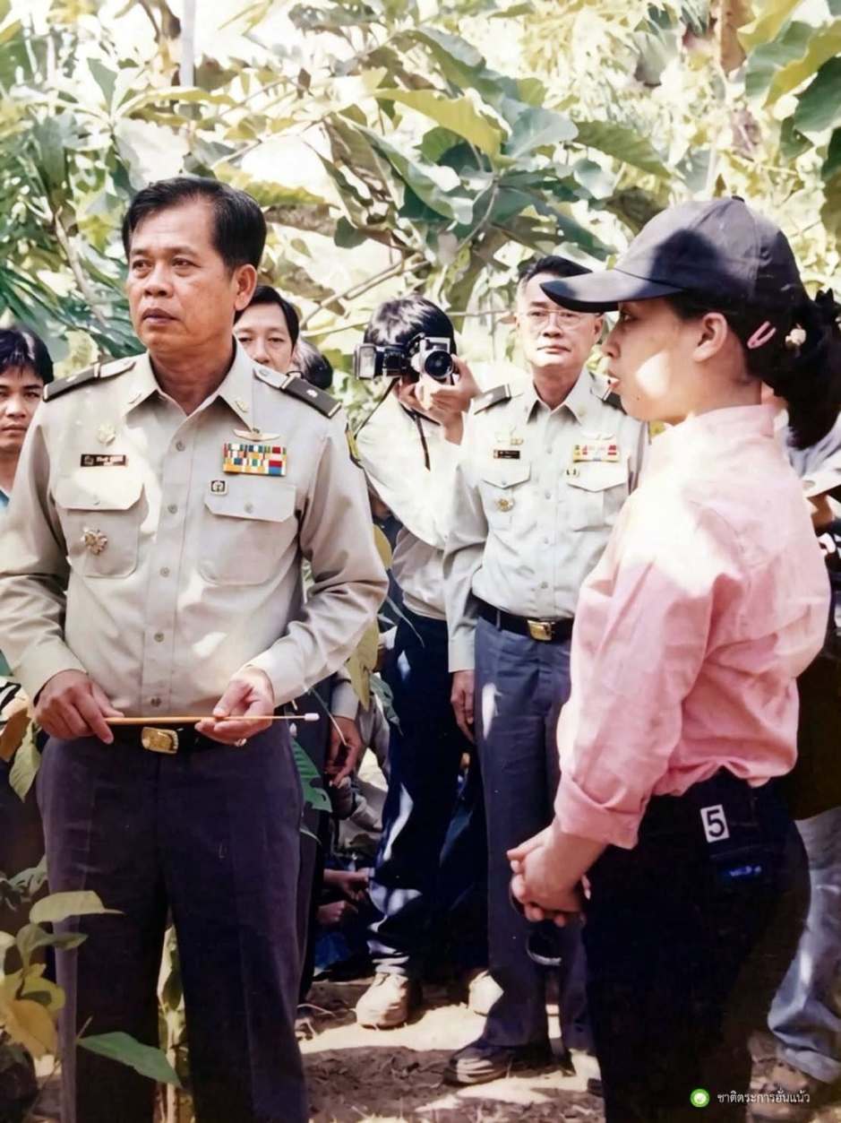 Während eines Rundgangs informierten Forstbeamte die Prinzessin über die Aufforstungsmaßnahmen im Waldgebiet von Phitsanulok. Bild: Department of National Parks, Wildlife and Plant Conservation (DNP)