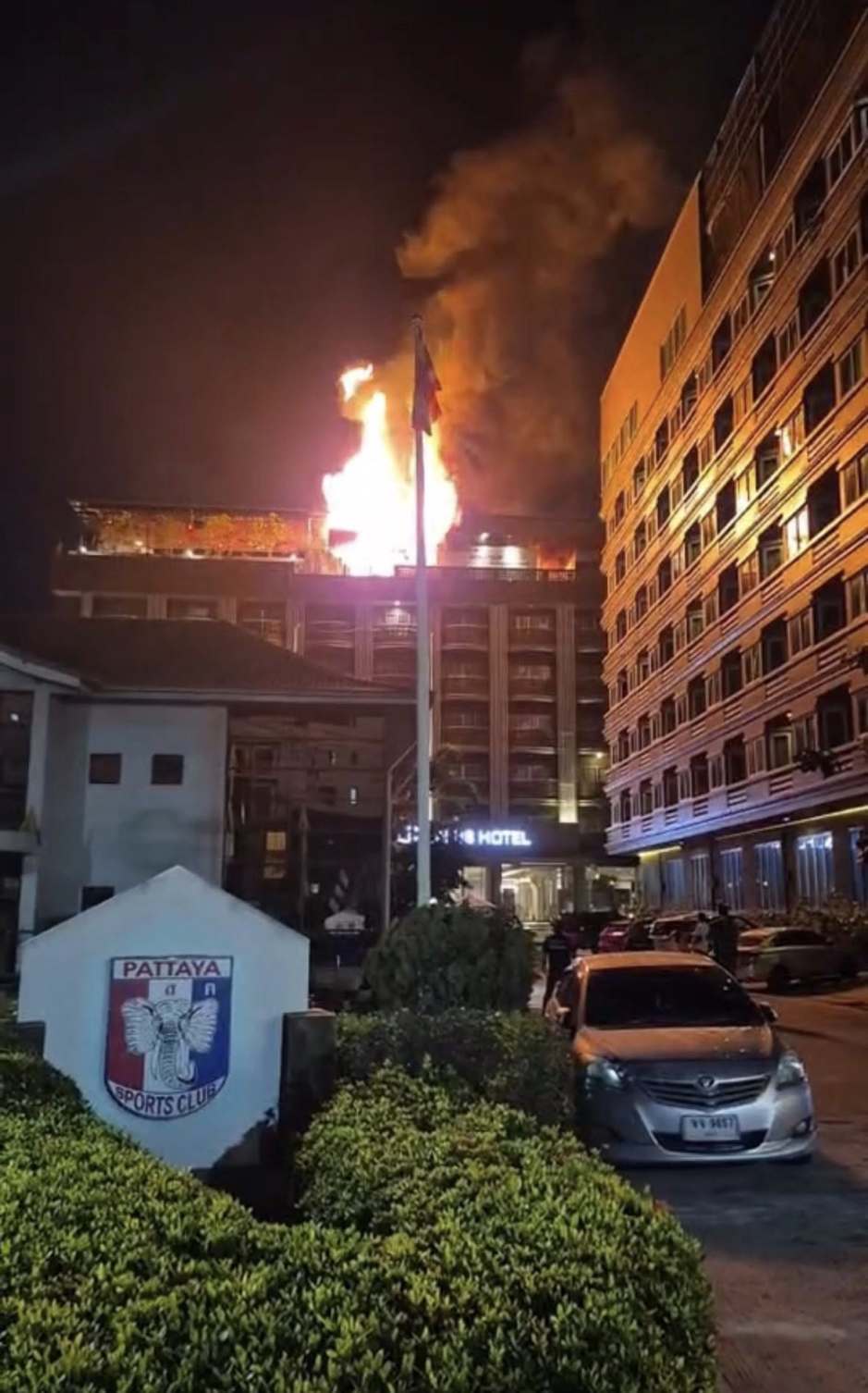 Meterhohe Flammen waren in der Nacht über dem Hotelkomplex in Pattaya sichtbar. Bild: Fire & Rescue Thailand