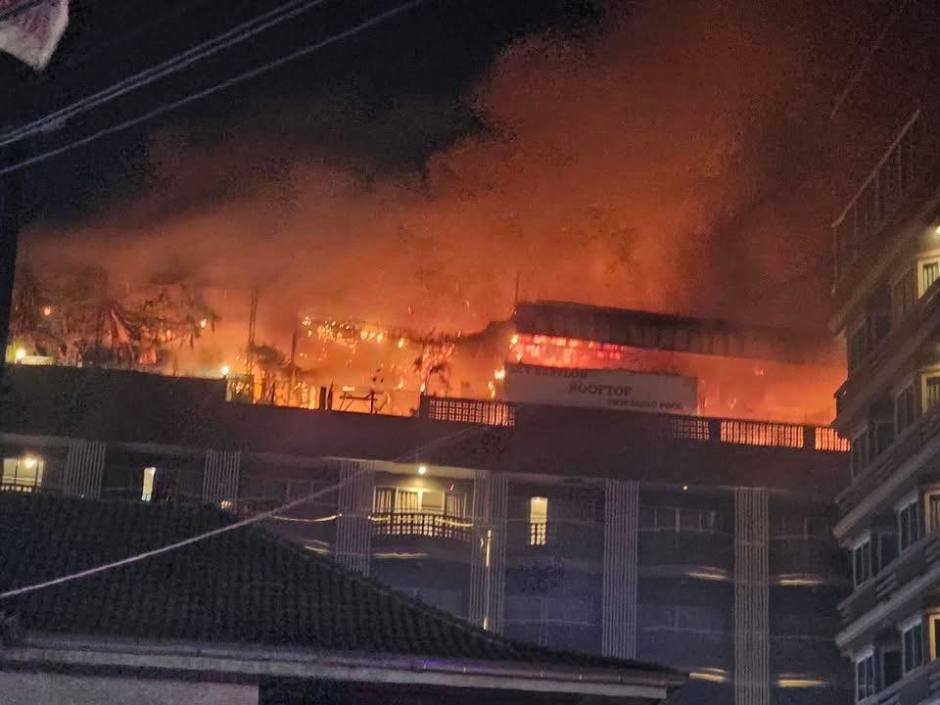 Das Feuer erfasste große Teile des oberen Hotelbereichs an der Pattaya Third Road. Bild: Fire & Rescue Thailand
