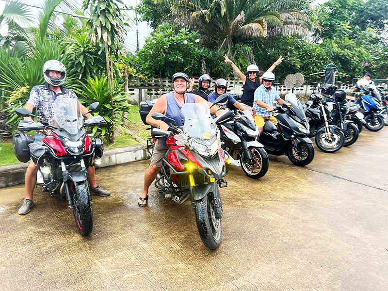 Trotz kräftigem Regen besuchten 265 Gäste das beliebte Motorrad-Themen-Restaurant in Sattahip.