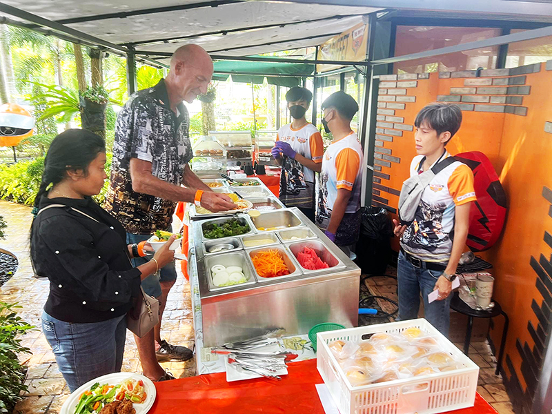 Vor oder nach der Probefahrt genossen die Gäste ein leckeres Buffet mit vielen westlichen und Thai-Gerichten.