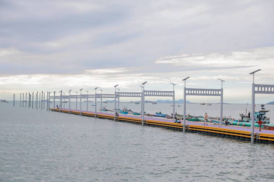 Der rund 200 Meter lange schwimmende Pier soll die touristische Attraktivität des Küstenbereichs von Naklua weiter erhöhen. Bild: TMN.TV