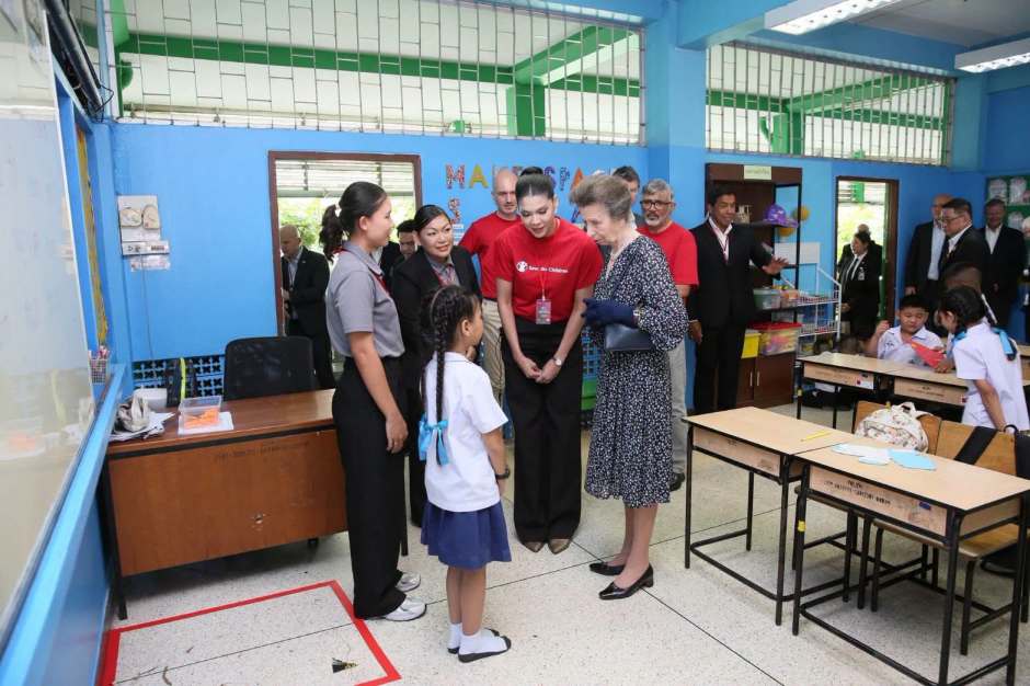 Prinzessin Anne besuchte die Chumchon Moo Ban Pattana School in Khlong Toei und informierte sich über Bildungsprojekte von Save the Children. Bild: NBT World