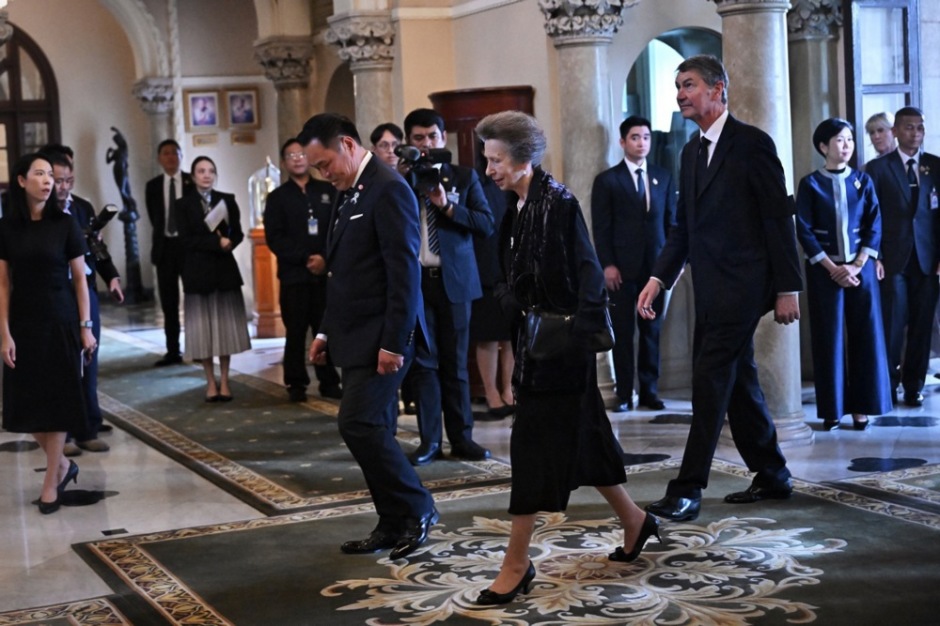 Premierminister Anutin Charnvirakul begleitet Prinzessin Anne und Sir Timothy Laurence beim Empfang im Government House in Bangkok. Foto: epa/Lillian Suwanrumpha