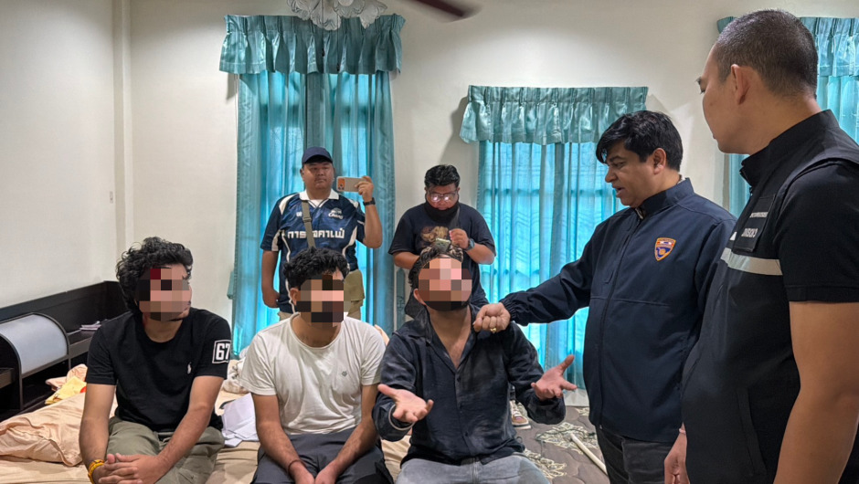 Lakshman Singh (2. v. r.), Präsident der Indian Association Pattaya, spricht mit einem der befreiten Touristen nach dessen Rettung. Bild: TMN.TV