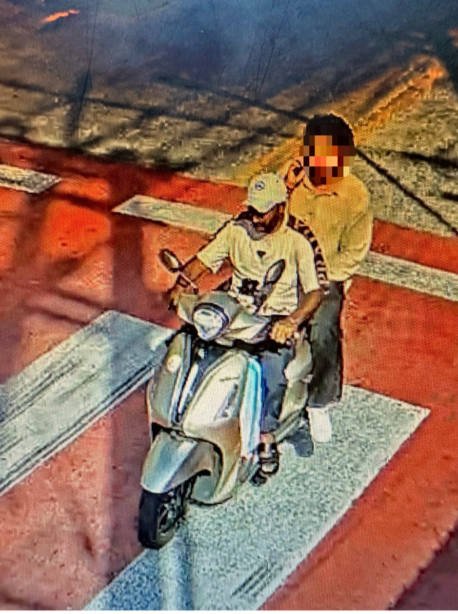 Eine Überwachungskamera zeigt, wie eines der späteren Opfer von einem Motorradfahrer unter dem Vorwand zum Hotel gebracht wurde. Bild: TMN.TV