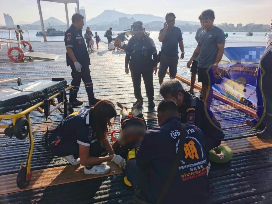 Nach dem Zusammenstoß im Seegebiet zwischen Koh Loi und Koh Sichang versorgen Rettungskräfte einen der Betroffenen auf dem Anleger in Sriracha. Bild: Sawang Prateep Sriracha Rescue Unit