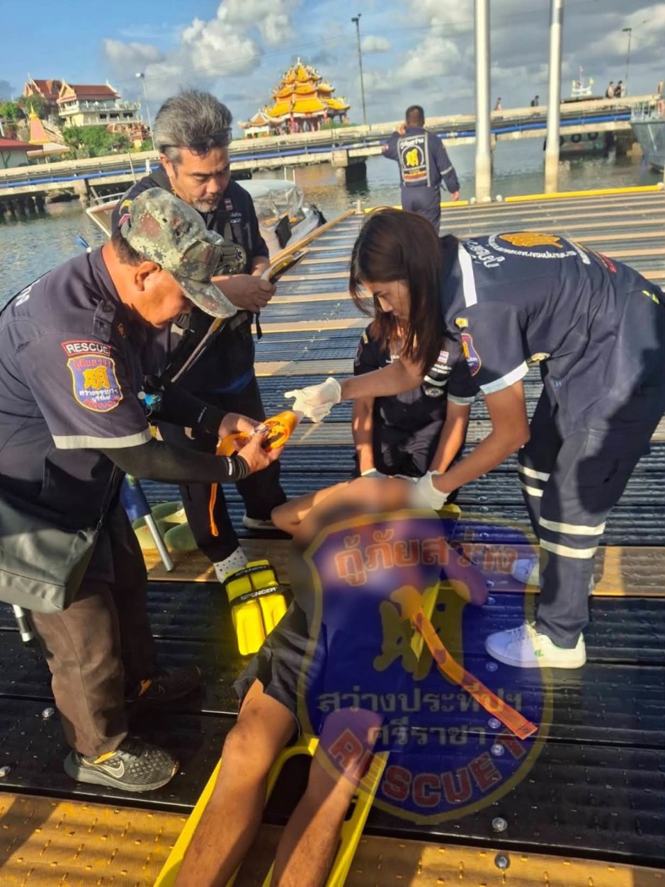 Ein Rettungsteam leistet einem Verletzten am Koh-Loi-Pier Erste Hilfe, bevor der Transport ins Krankenhaus erfolgt. Bild: Sawang Prateep Sriracha Rescue Unit